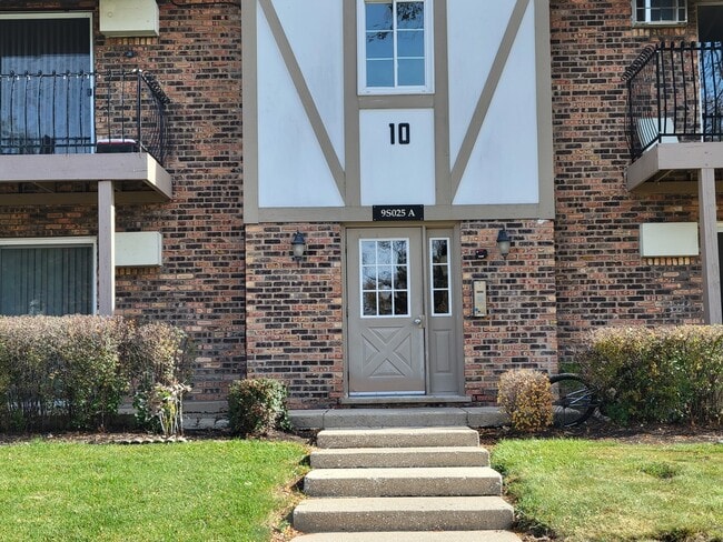 property at 9S025 Lake Dr