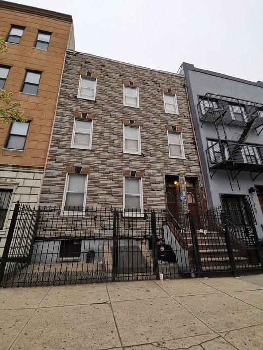 237 Montrose Ave in Brooklyn, NY - Foto de edificio