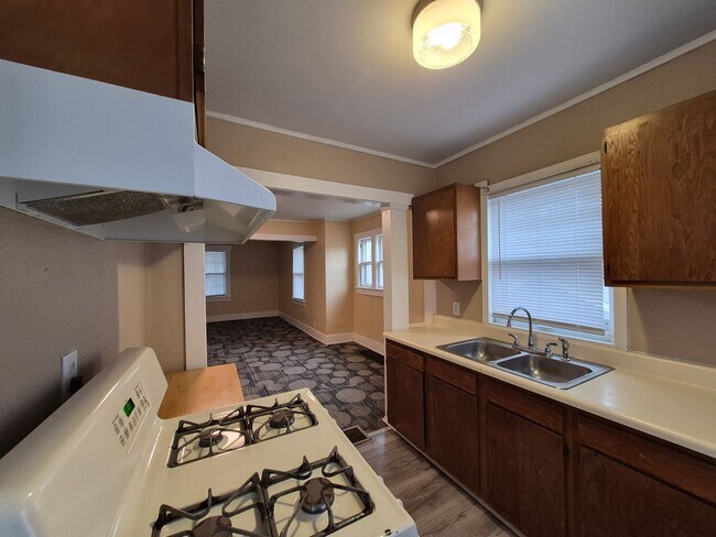 3812 Center St in Des Moines, IA - Building Photo - Building Photo