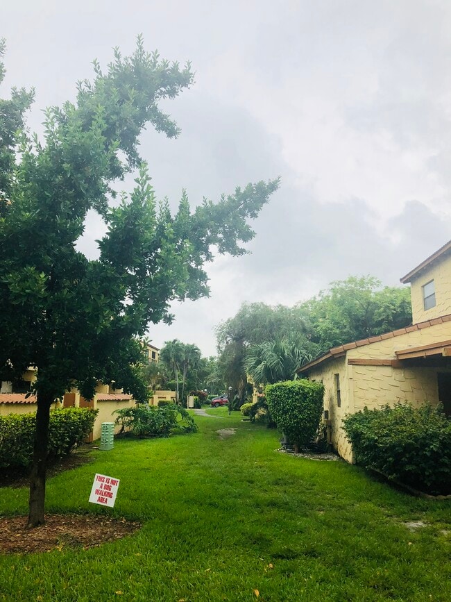 7795 Grande St in Sunrise, FL - Building Photo - Building Photo