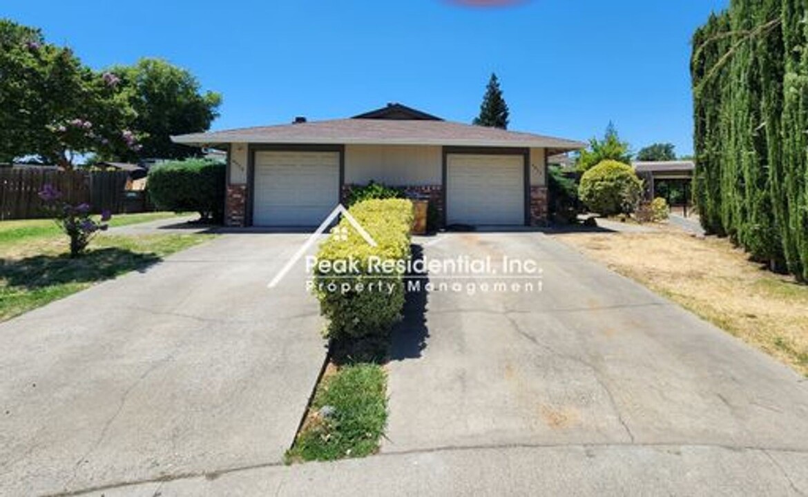4922 Tacomic Dr in Sacramento, CA - Foto de edificio