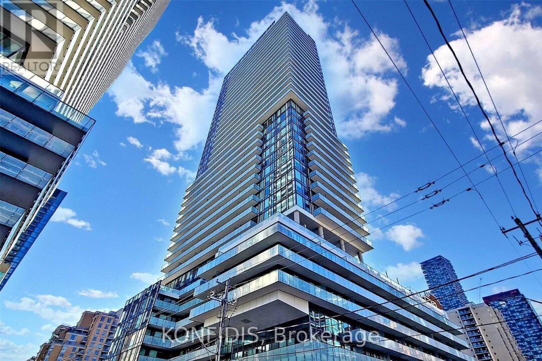 161-161 Roehampton Ave in Toronto, ON - Building Photo