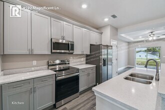 8592 Magnificent Ln in Groveland, FL - Building Photo - Building Photo