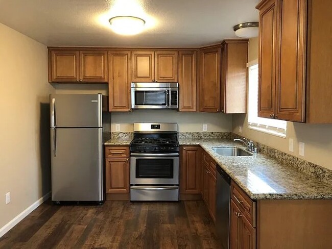 1352 McNary Cir, Unit 2 in Manteca, CA - Foto de edificio - Building Photo