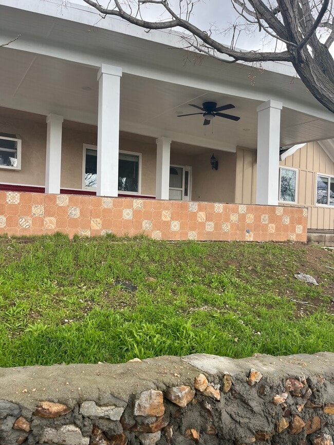 19260 Santa Rosa Mine Rd in Perris, CA - Foto de edificio - Building Photo