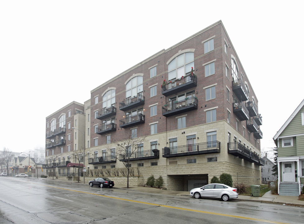 Lyon Court in Milwaukee, WI - Foto de edificio