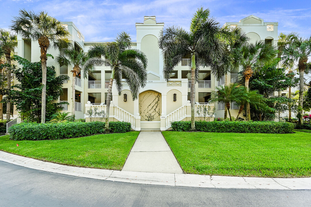 7638 Pebble Creek Cir in Naples, FL - Building Photo