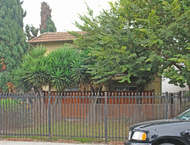 2028 S Corning St in Los Angeles, CA - Foto de edificio - Building Photo