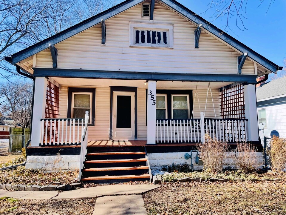 355 Chautauqua in Wichita, KS - Building Photo