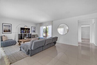 1006 NE 202nd Ln in Miami, FL - Building Photo - Building Photo