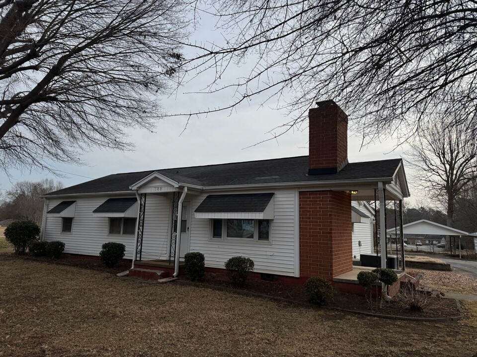 100 McGinnis St in Mount Holly, NC - Building Photo