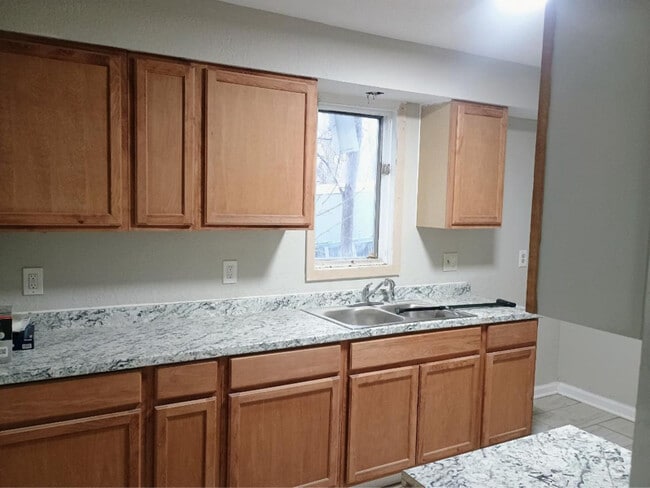 2010 E Laurel St in Springfield, IL - Foto de edificio - Building Photo