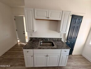 8 Gardiner St in Amsterdam, NY - Foto de edificio - Building Photo