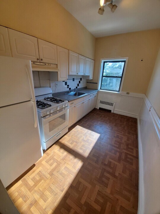 6686 Fresh Pond Rd in Ridgewood, NY - Building Photo
