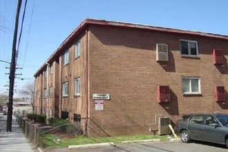 Morris Road Apartment Homes in Washington, DC - Foto de edificio - Building Photo