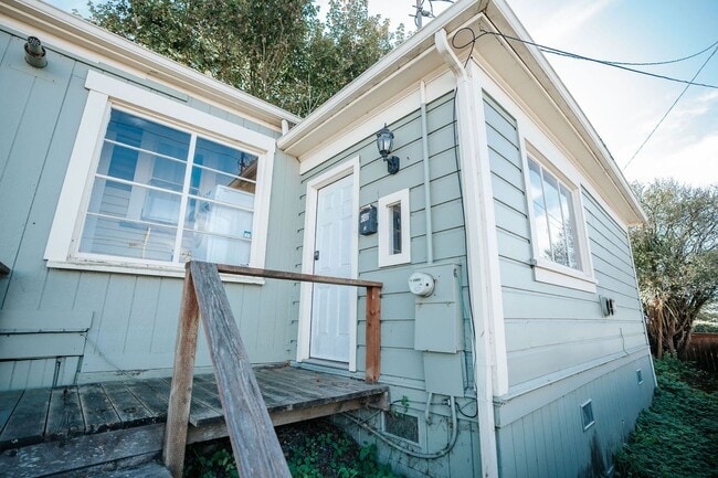 2104 Pine St in Eureka, CA - Building Photo - Building Photo