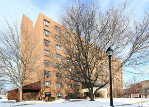 College View Towers in Grove City, PA - Foto de edificio - Building Photo