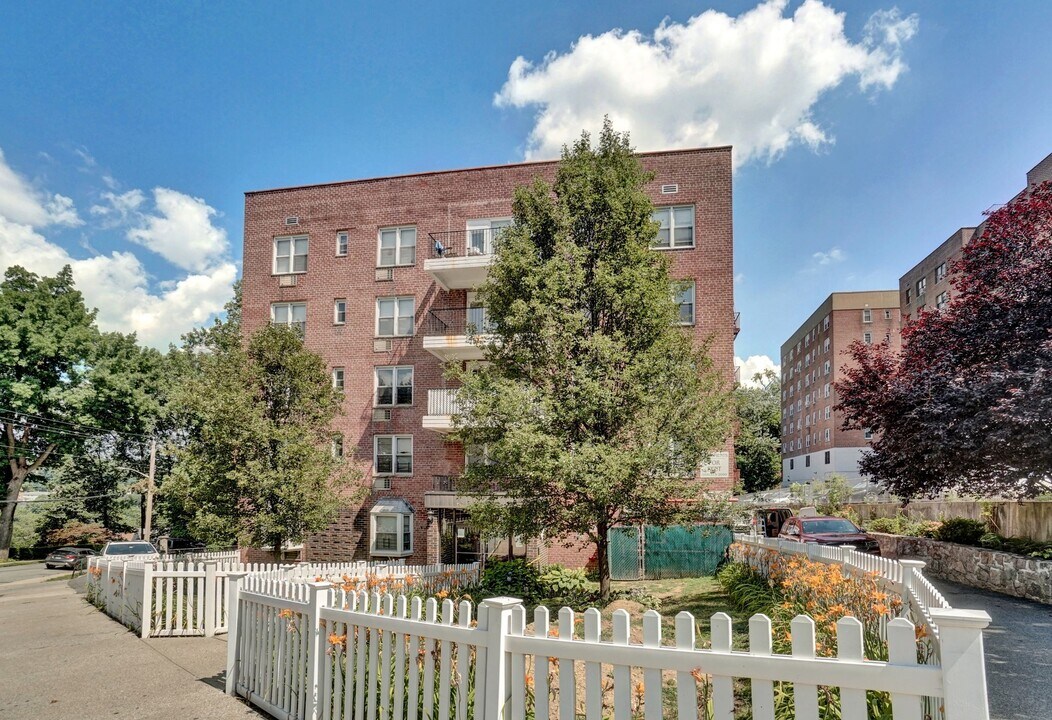 115 Lawton St in Yonkers, NY - Building Photo
