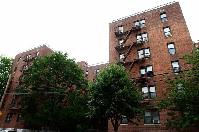 14450-14454 35th Ave in Flushing, NY - Foto de edificio - Building Photo