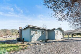 255 Foots Creek Rd in Gold Hill, OR - Building Photo
