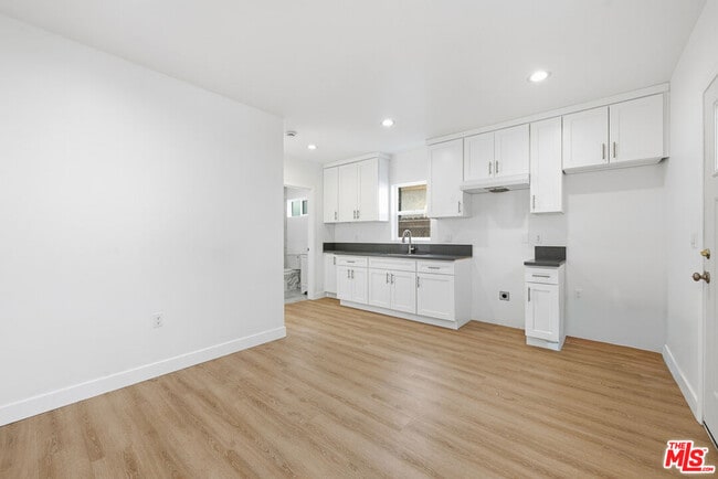 222 E Vernon Ave in Los Angeles, CA - Building Photo - Building Photo