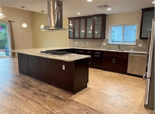 6657 Enfield Ave in Reseda, CA - Foto de edificio - Building Photo