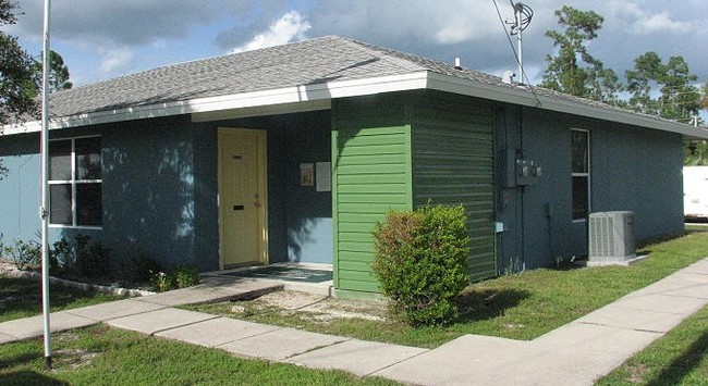 Tall Pines Apartments in La Belle, FL - Foto de edificio - Building Photo