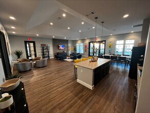 Denton Grove in Denton, TX - Foto de edificio - Building Photo