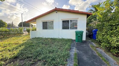 4301 NW 5th St in Miami, FL - Foto de edificio - Building Photo