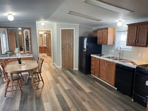 37 Village Ct in Mediapolis, IA - Building Photo - Building Photo