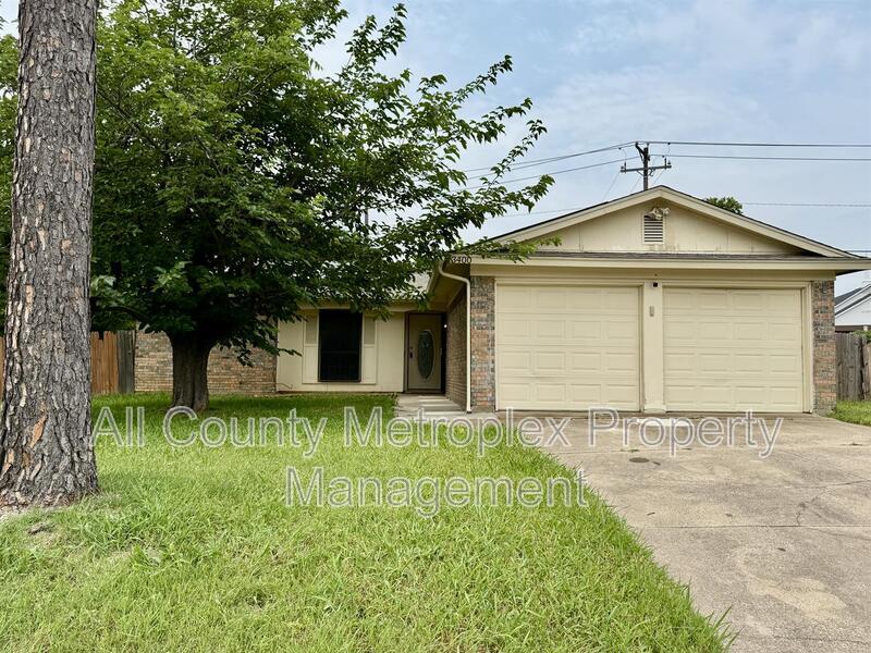 3400 Chatham Ct in Forest Hill, TX - Building Photo