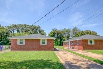 7919 Thompson Rd in Norfolk, VA - Foto de edificio - Building Photo