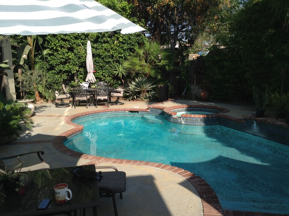 4953 Cartwright Ave in North Hollywood, CA - Foto de edificio