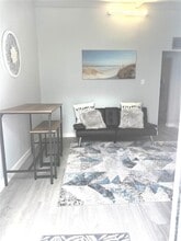 5829 12th St, Unit 1 in Zephyrhills, FL - Foto de edificio - Building Photo