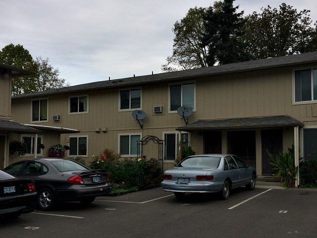 410 SE Park St in Winston, OR - Building Photo