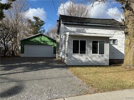 215 E Hoard St in Watertown, NY - Building Photo