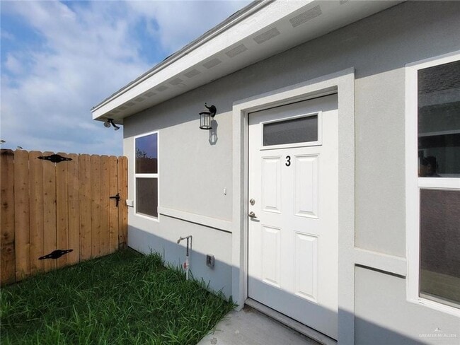 1905 Davenport St, Unit 3 in Weslaco, TX - Building Photo - Building Photo