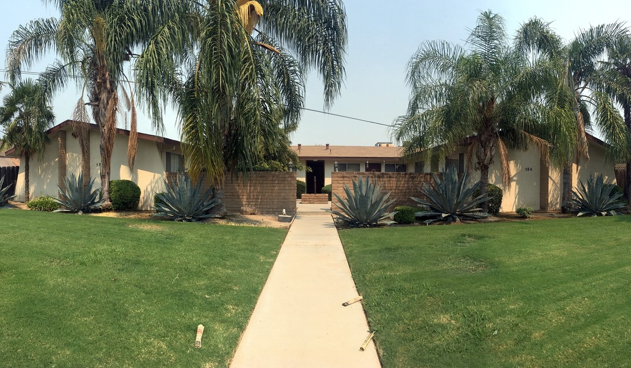 Fourplex in Reedley, CA - Building Photo