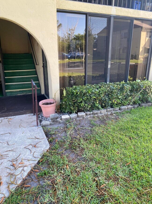 341 Pine Ridge Cir in Greenacres, FL - Building Photo - Building Photo