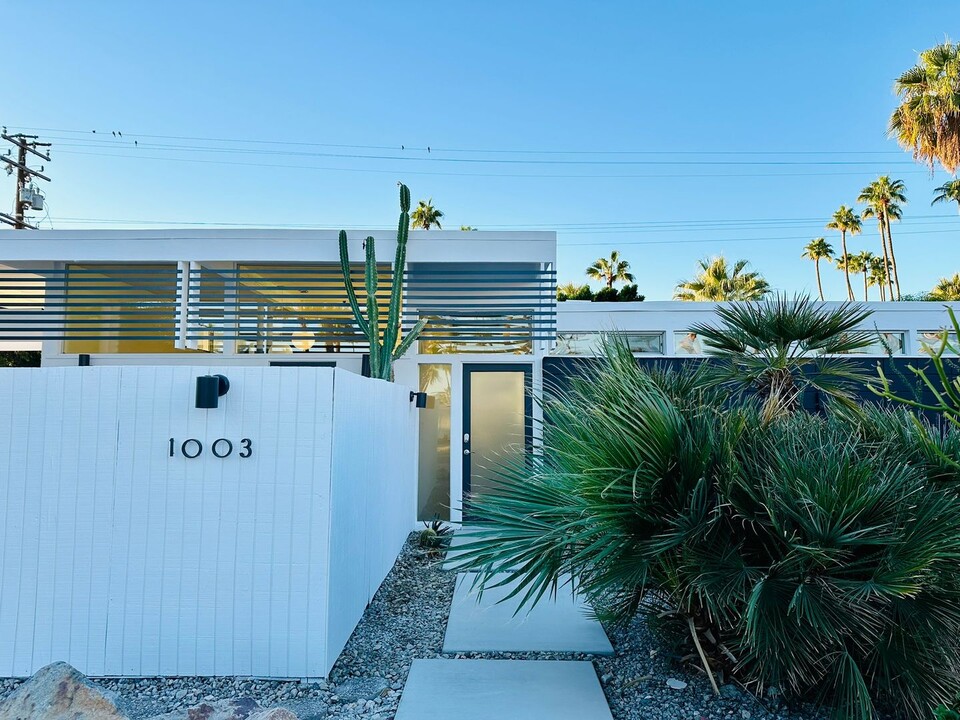 1003 E Twin Palms Dr in Palm Springs, CA - Foto de edificio