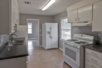 1001 Gipson St in Prattville, AL - Building Photo - Building Photo
