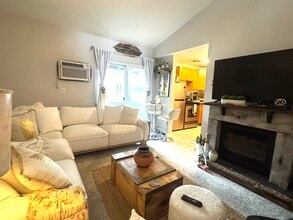 137 Burgundy Hill Ln in Middletown, CT - Building Photo - Building Photo