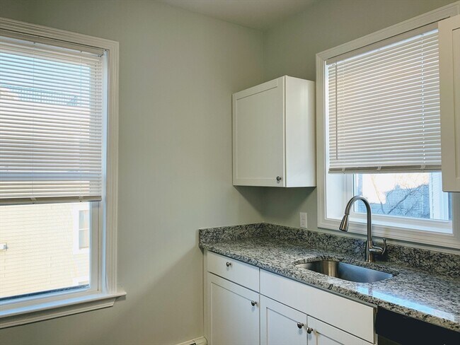 108 Boston St, Unit 2 in Boston, MA - Building Photo - Building Photo