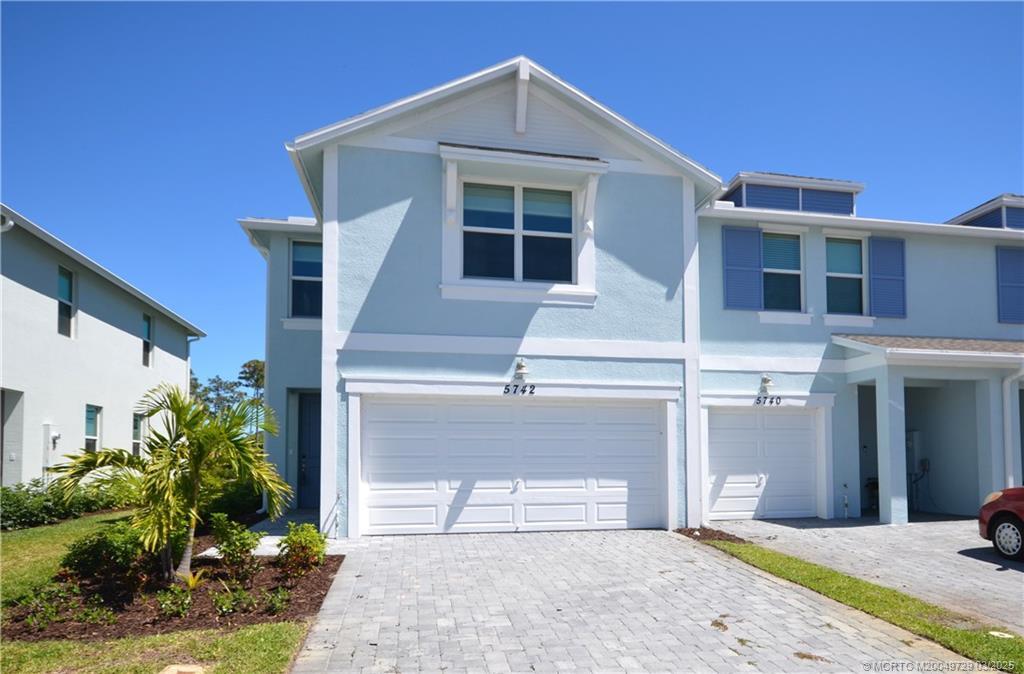 5742 SE Edgewater Cir in Stuart, FL - Building Photo
