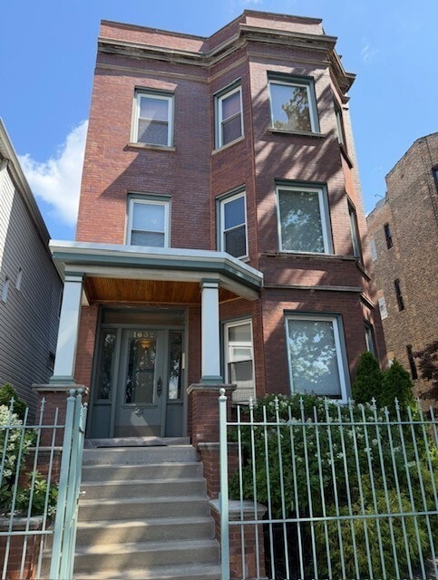 property at 1632 W Nelson St