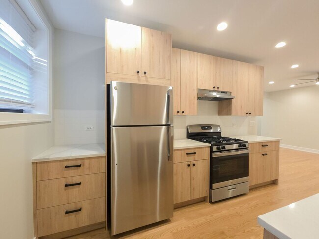 2020 W Ainslie St, Unit 1 in Chicago, IL - Foto de edificio - Building Photo
