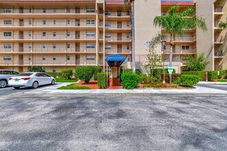 3590 Via Poinciana in Greenacres, FL - Building Photo - Building Photo