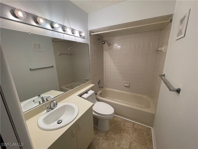 2142 Arbour Walk Cir in Naples, FL - Building Photo - Building Photo