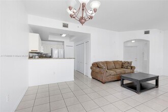 8858 W Flagler St in Miami, FL - Building Photo - Building Photo