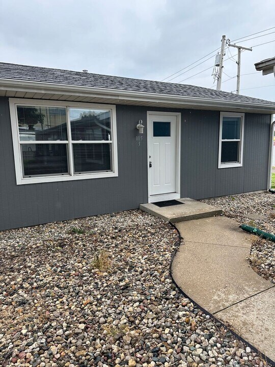 105 E Baltimore St in Syracuse, IN - Building Photo